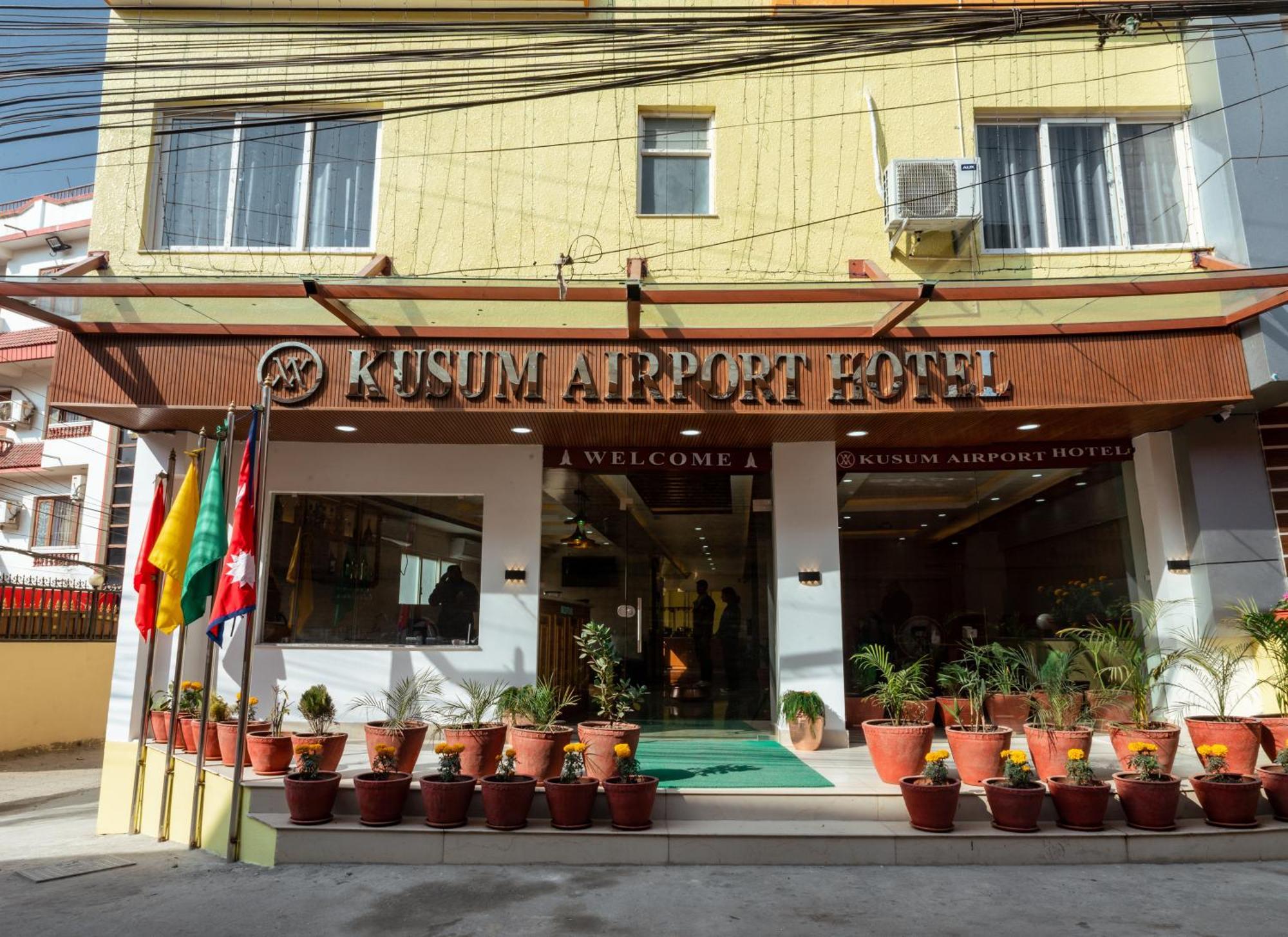 Kusum Airport Hotel Katmandú Exterior foto