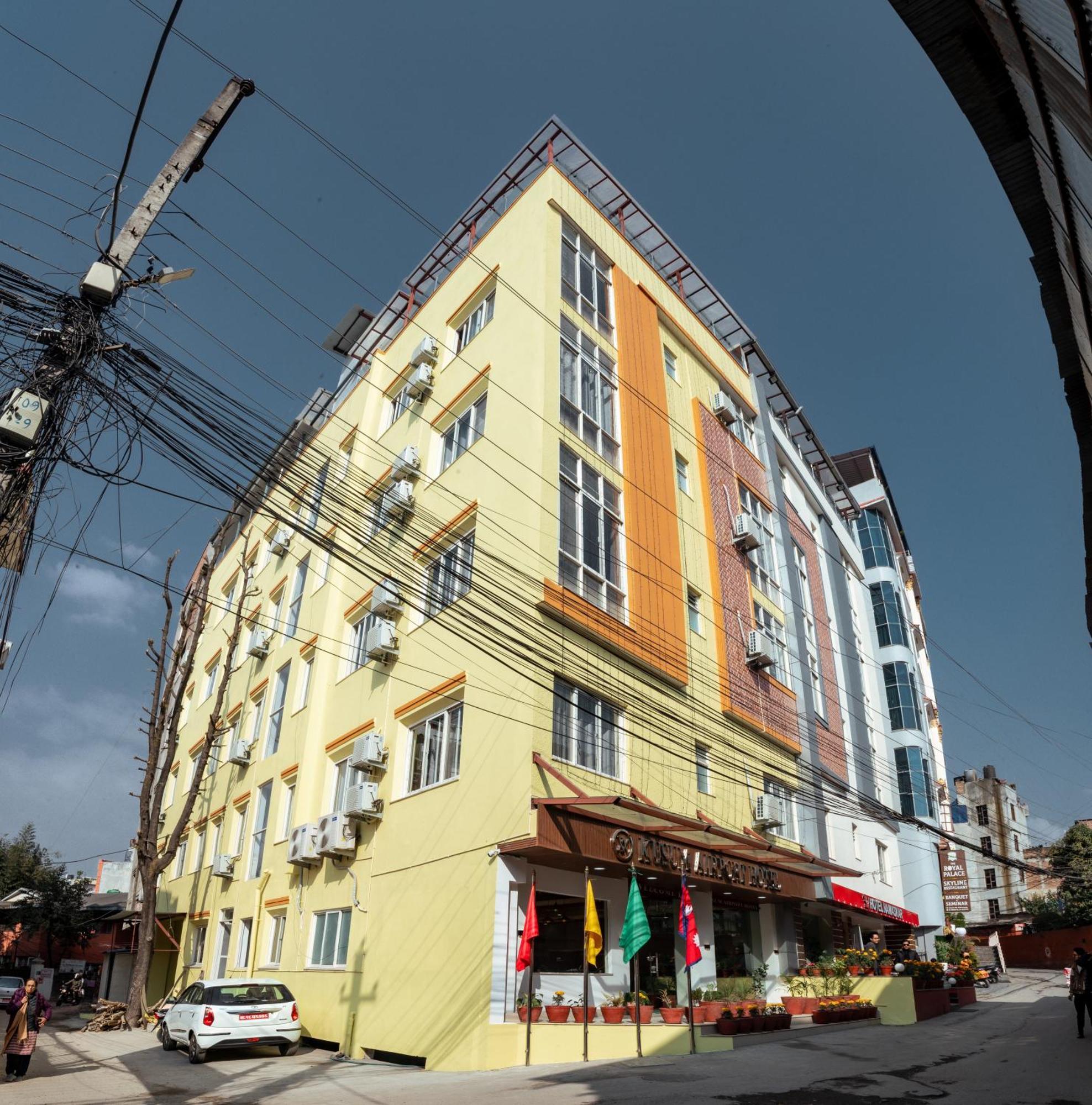 Kusum Airport Hotel Katmandú Exterior foto